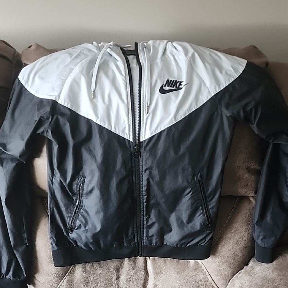 Nike Women's Black and White Windbreaker